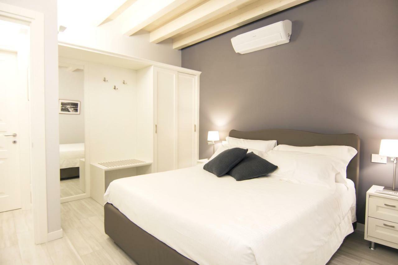 La Quadra Suites - Central Apartments In Iseo With Daily Housekeeping ภายนอก รูปภาพ