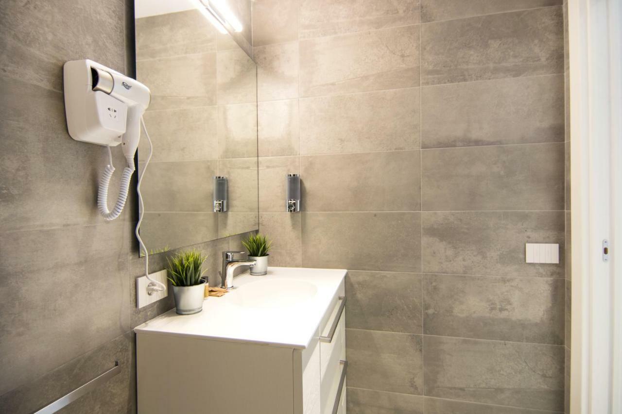 La Quadra Suites - Central Apartments In Iseo With Daily Housekeeping ภายนอก รูปภาพ
