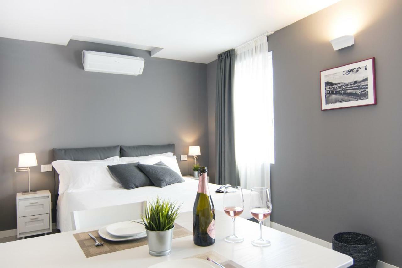 La Quadra Suites - Central Apartments In Iseo With Daily Housekeeping ภายนอก รูปภาพ