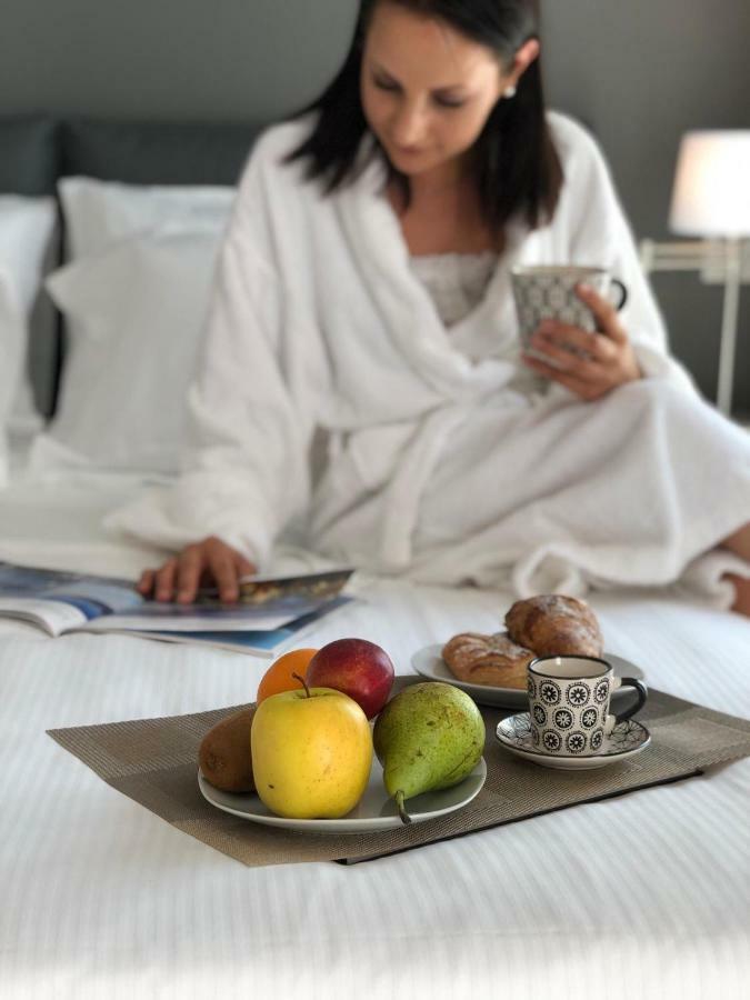La Quadra Suites - Central Apartments In Iseo With Daily Housekeeping ภายนอก รูปภาพ