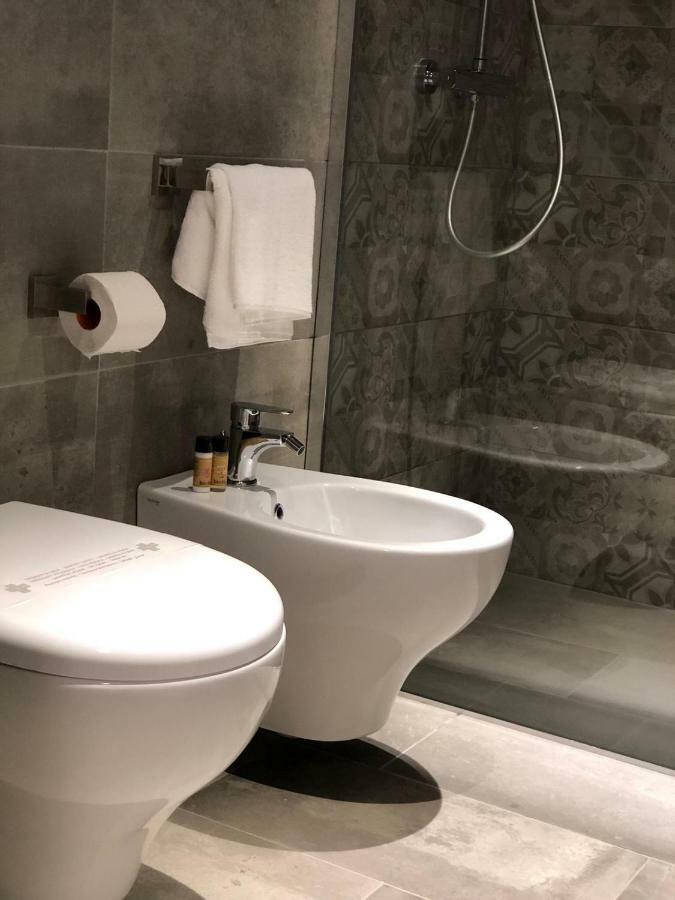 La Quadra Suites - Central Apartments In Iseo With Daily Housekeeping ภายนอก รูปภาพ